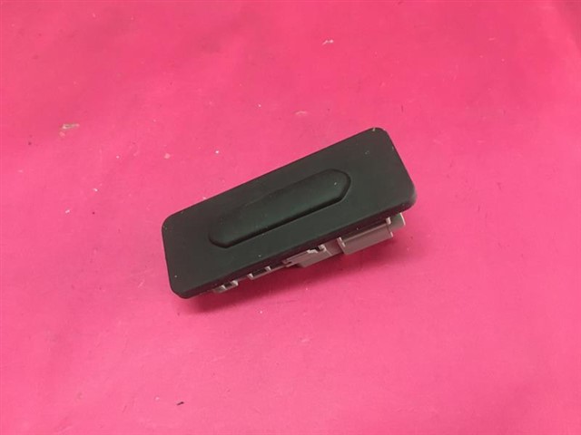 BAGAJ ACMA BUTONU MEGANE 4 - CLIO 2 - SANDERO - TALISMAN