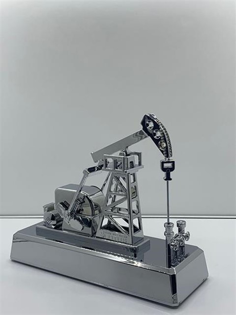 MASA USTU PLAKET PETROL POMPASI HAREKETLI KROM KAPLAMA ABS 26X22X9CM 2 ADET KALEM PILLE CALISIR MAKET