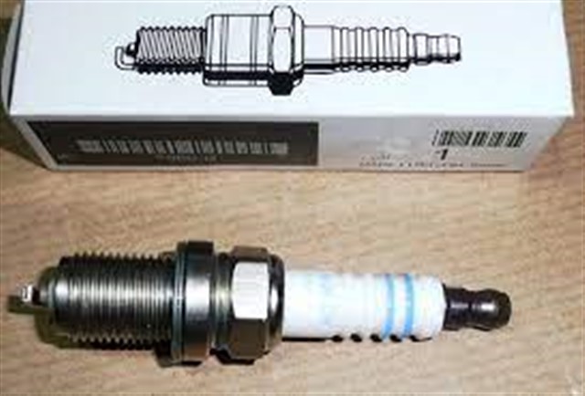 BUJI R19 - MEGANE I - II - III - CLIO II - III - FLUENCE - LAGUNA I - II - LOGAN II - SANDERO II - DUSTER - P106 - P206 - PROTON