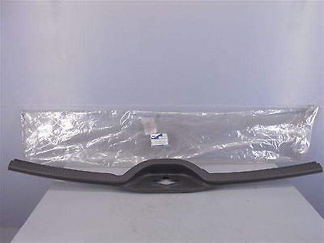 TRIM:BAGAJ KILIT PANELI.ORTA SIYAH FOCUS 1998 - 2005